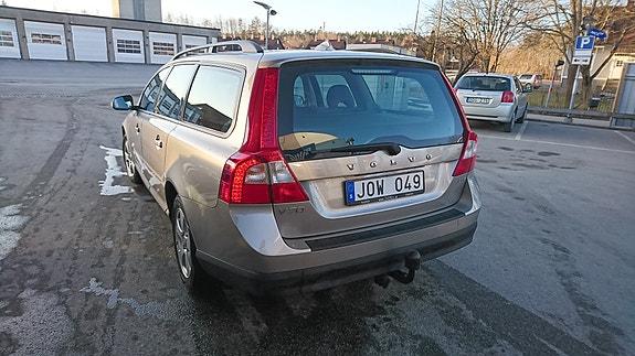 Volvo V70 2 of 7
