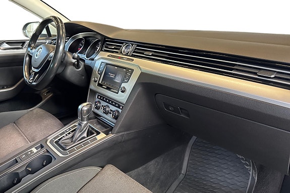 Volkswagen Passat 10 of 23