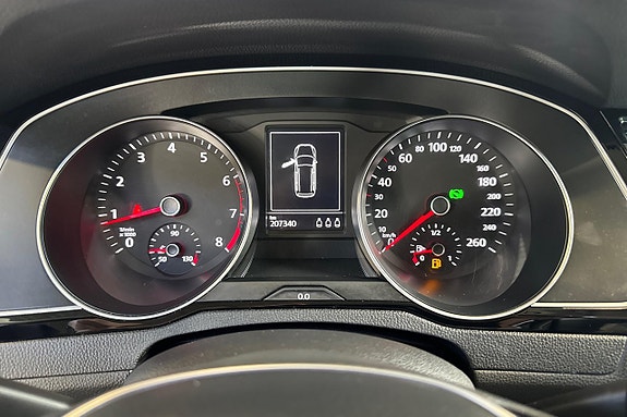 Volkswagen Passat 17 of 23