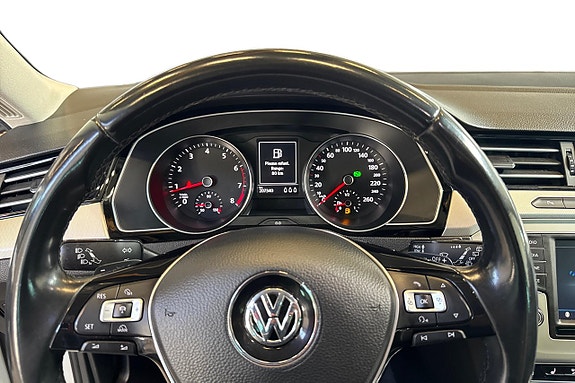 Volkswagen Passat 16 of 23