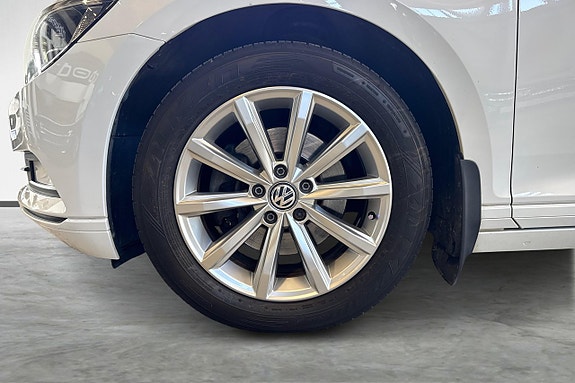 Volkswagen Passat 9 of 23
