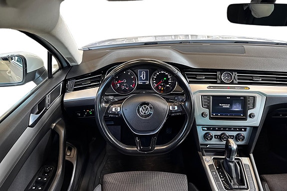 Volkswagen Passat 15 of 23