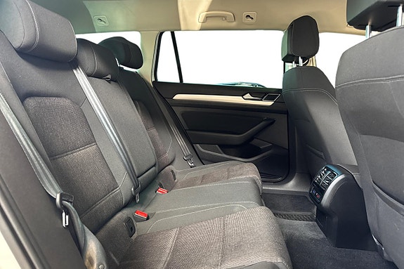 Volkswagen Passat 12 of 23
