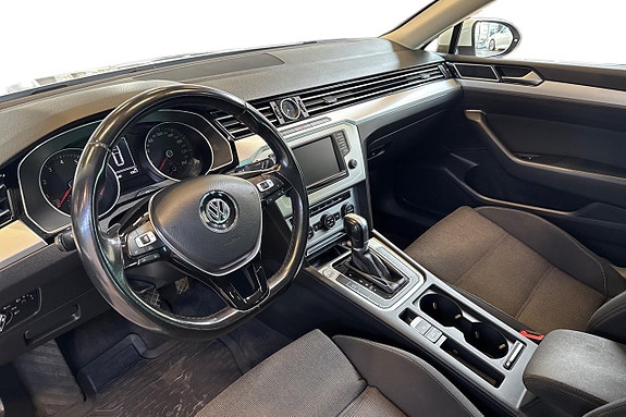 Volkswagen Passat 13 of 23