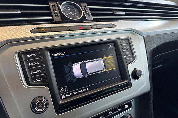 Volkswagen Passat 18 of 23