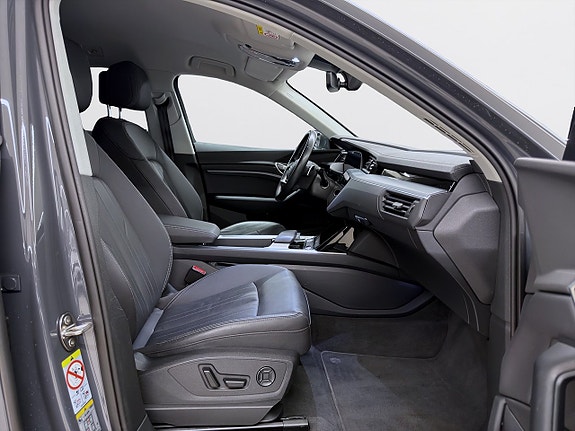 Audi Q8 e-tron 13 of 23