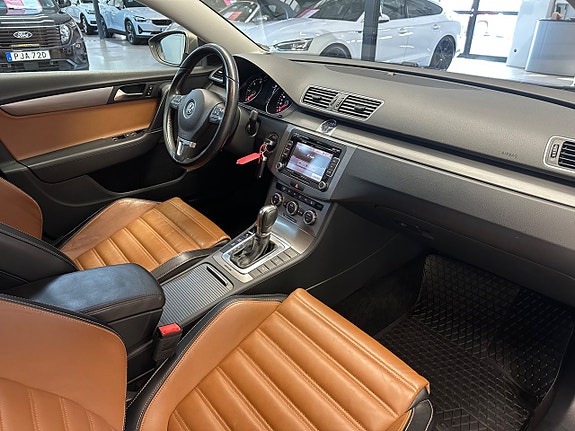 Volkswagen Passat 13 of 26