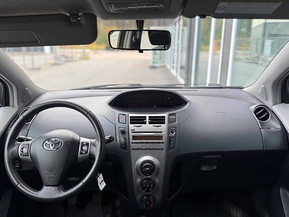 Toyota Yaris 8 of 30