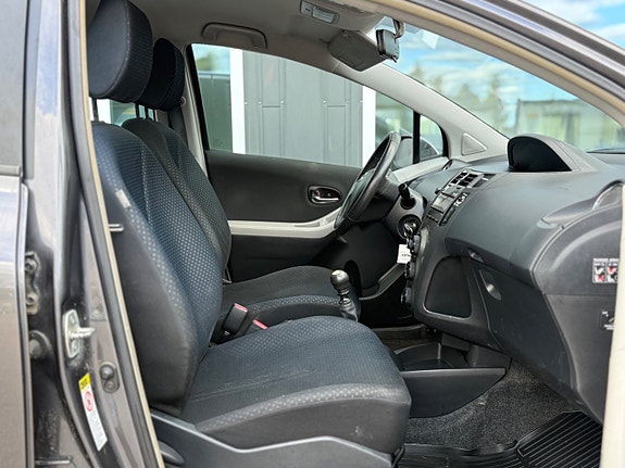 Toyota Yaris 4 of 30