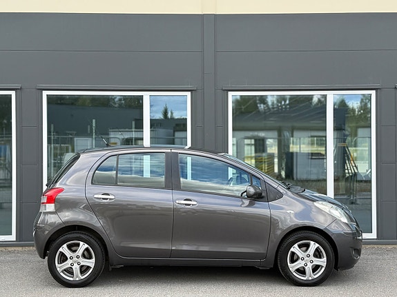 Toyota Yaris 2 of 30