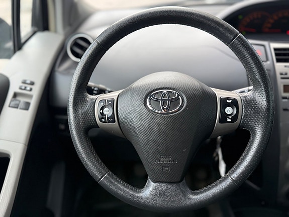 Toyota Yaris 10 of 30