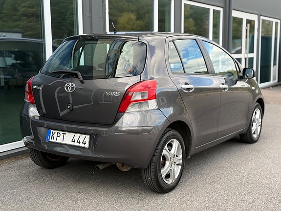 Toyota Yaris 3 of 30