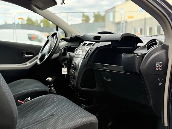 Toyota Yaris 14 of 30
