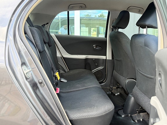 Toyota Yaris 5 of 30