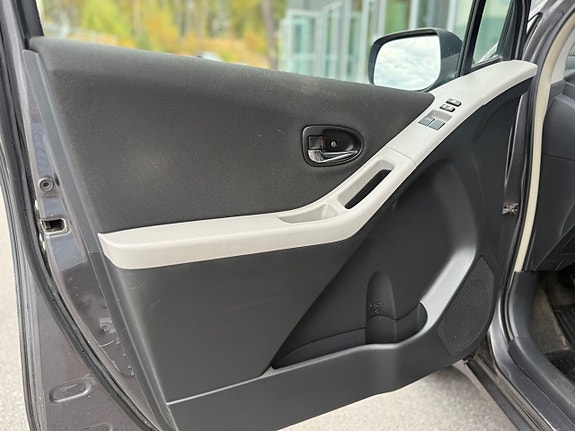 Toyota Yaris 24 of 30