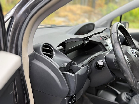 Toyota Yaris 23 of 30