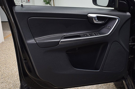 Volvo XC60 8 of 30