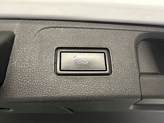 Volkswagen Passat Alltrack 13 of 16