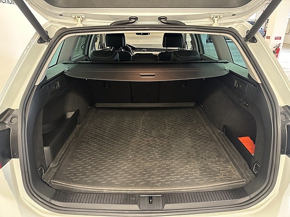 Volkswagen Passat Alltrack 12 of 16