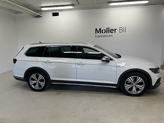 Volkswagen Passat Alltrack 2 of 16