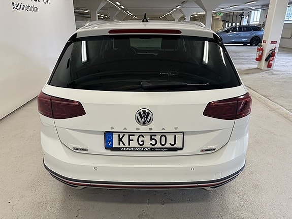 Volkswagen Passat Alltrack 4 of 16