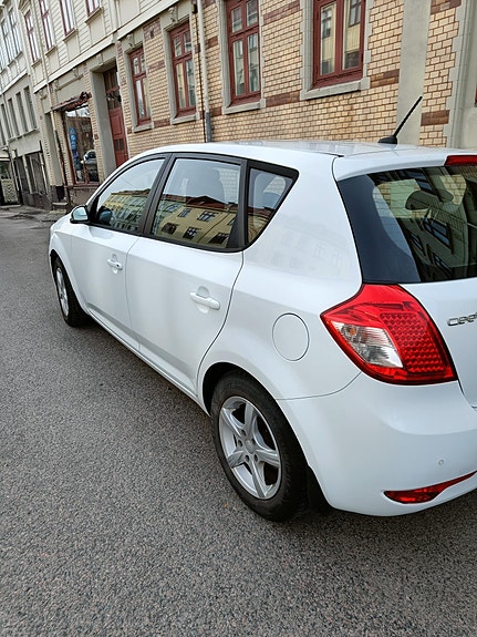 Kia Ceed 2 of 7