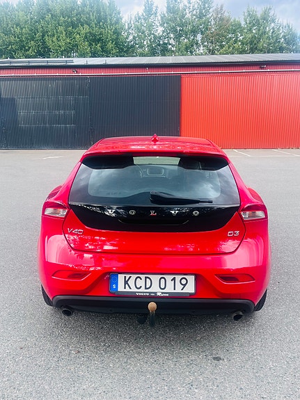 Volvo V40 2 of 8