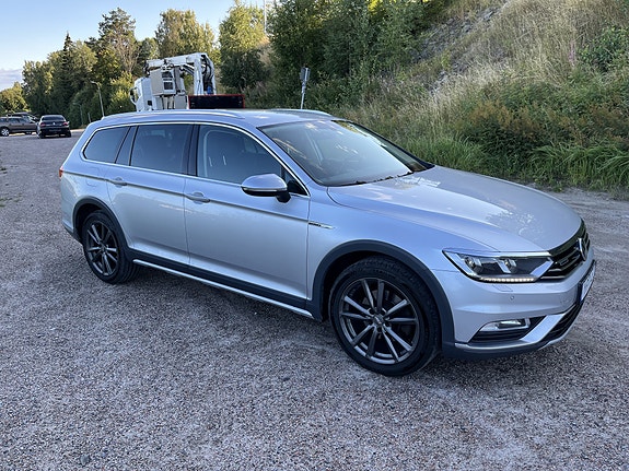 Volkswagen Passat Alltrack 2 of 5