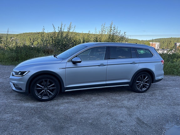 Volkswagen Passat Alltrack 3 of 5