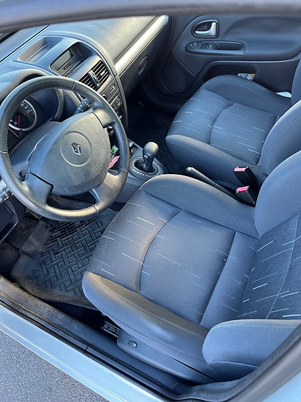 Renault Clio 9 of 16