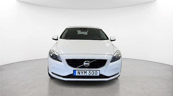 Volvo V40 2 of 15