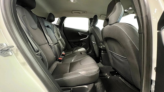 Volvo V40 13 of 15