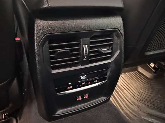 BMW 330e 25 of 30