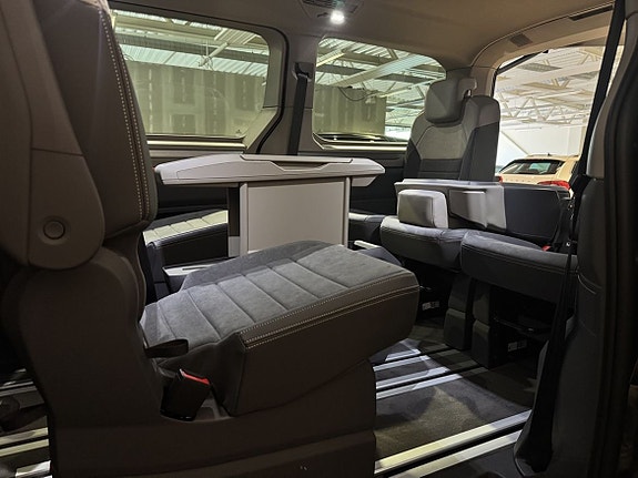Volkswagen Multivan 12 of 25