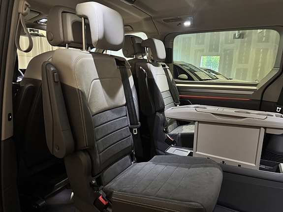 Volkswagen Multivan 13 of 25