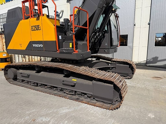 Volvo EC 250 EL 16 of 17