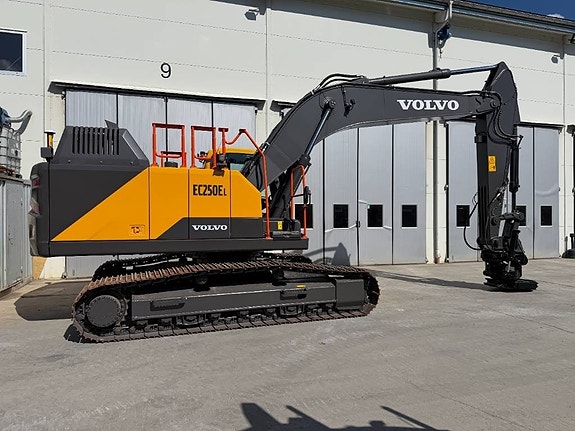 Volvo EC 250 EL 3 of 17