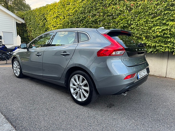 Volvo V40 2 of 8