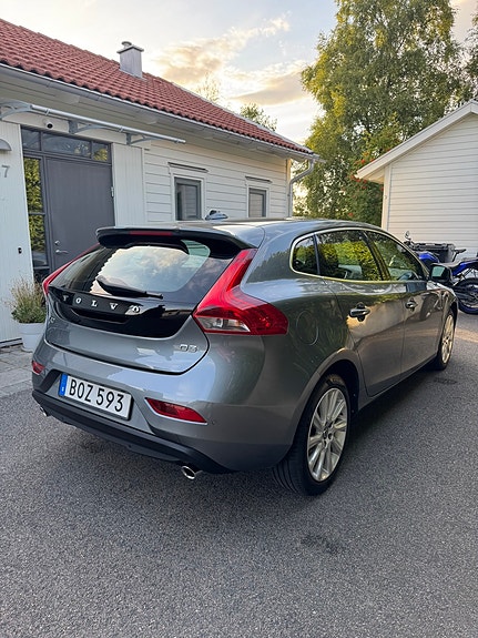 Volvo V40 3 of 8