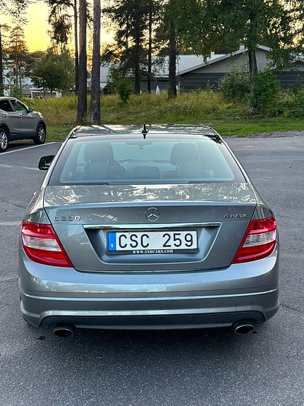Mercedes-Benz C300 7 of 13