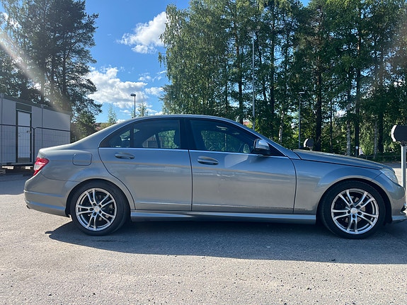 Mercedes-Benz C300 2 of 13