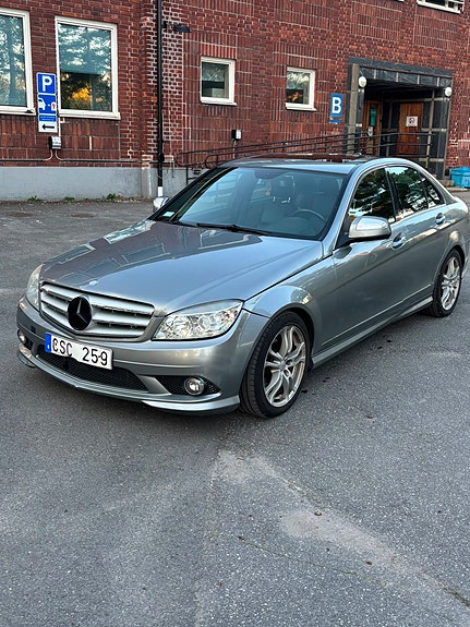 Mercedes-Benz C300 4 of 13