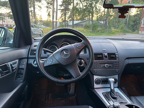 Mercedes-Benz C300 8 of 13