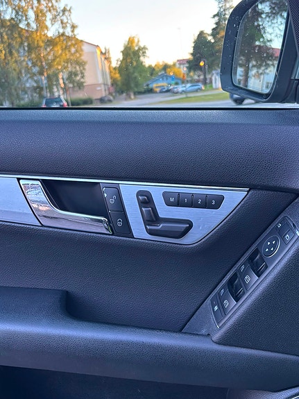 Mercedes-Benz C300 11 of 13
