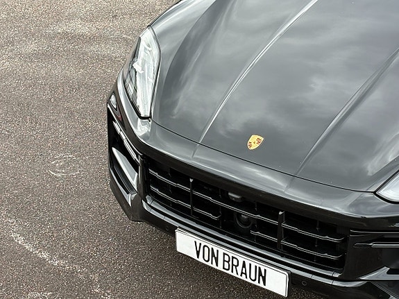 Porsche Cayenne 8 of 27