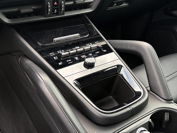 Porsche Cayenne 16 of 27
