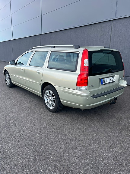 Volvo V70 2 of 6