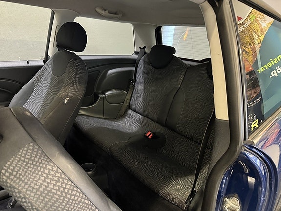 MINI Cooper 14 of 18