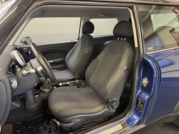 MINI Cooper 13 of 18