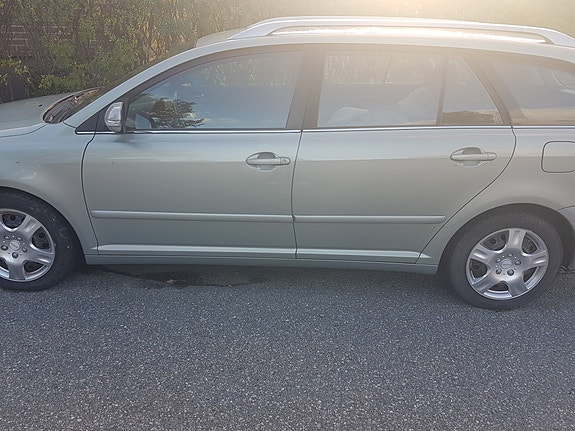 Toyota Avensis 2 of 7